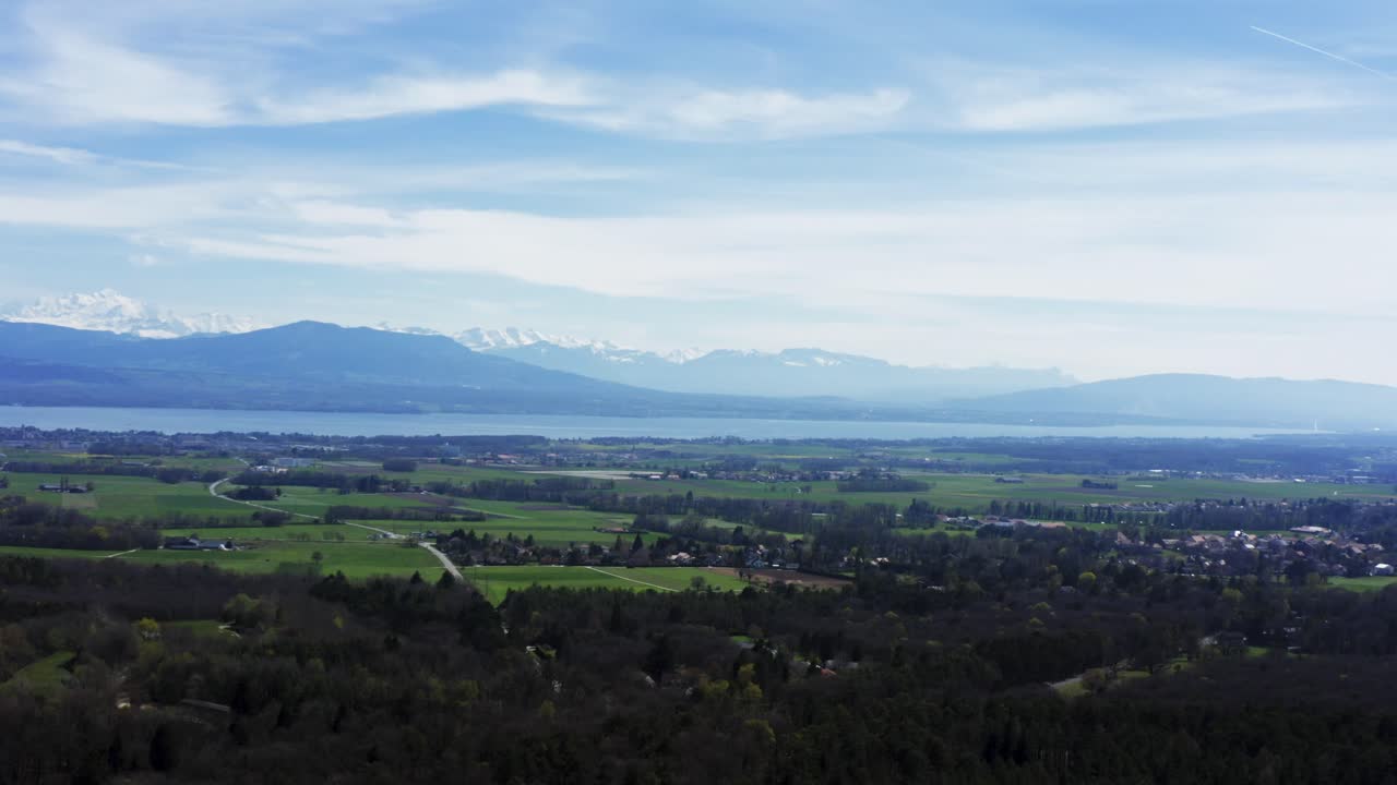 알프스가 있는 제네바 근처의 농장과 마을