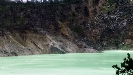 fumar en un lago volcánico kawah putih indonesia