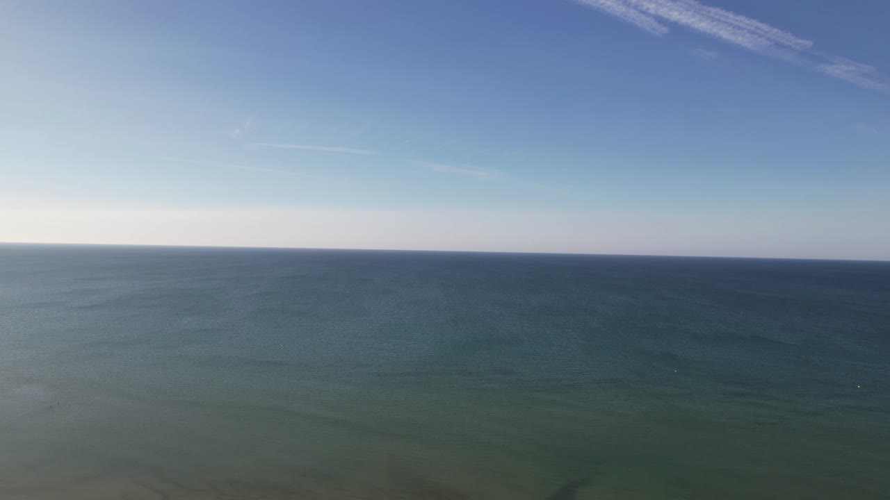 포르투갈 동부 알가르베에 있는 몬테 고르도 마을 근처의 프라이아 데 몬테 고르도 해변의 탁 트인 전망