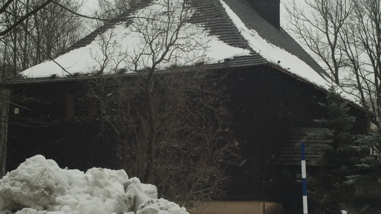 겨울 날 cesky jiretin에있는 세인트 존 침례 교회 주변의 눈 더미, 기울기