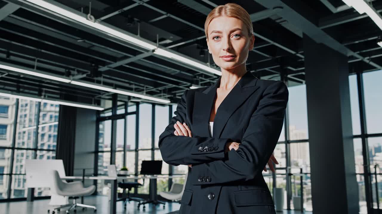 mujer de negocios en una oficina moderna