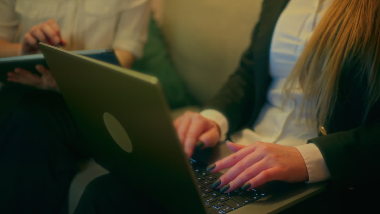 노트북 에서 일 하는 여자 의 손 을 가까이 들고