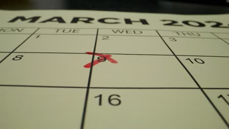 marcando una fecha en un calendario