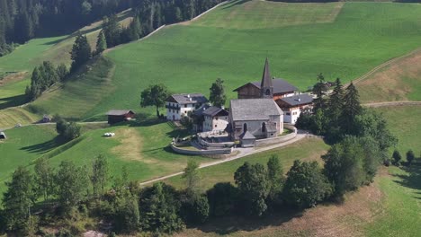 iglesia de santa magdalena en val di funes, tirol del sur