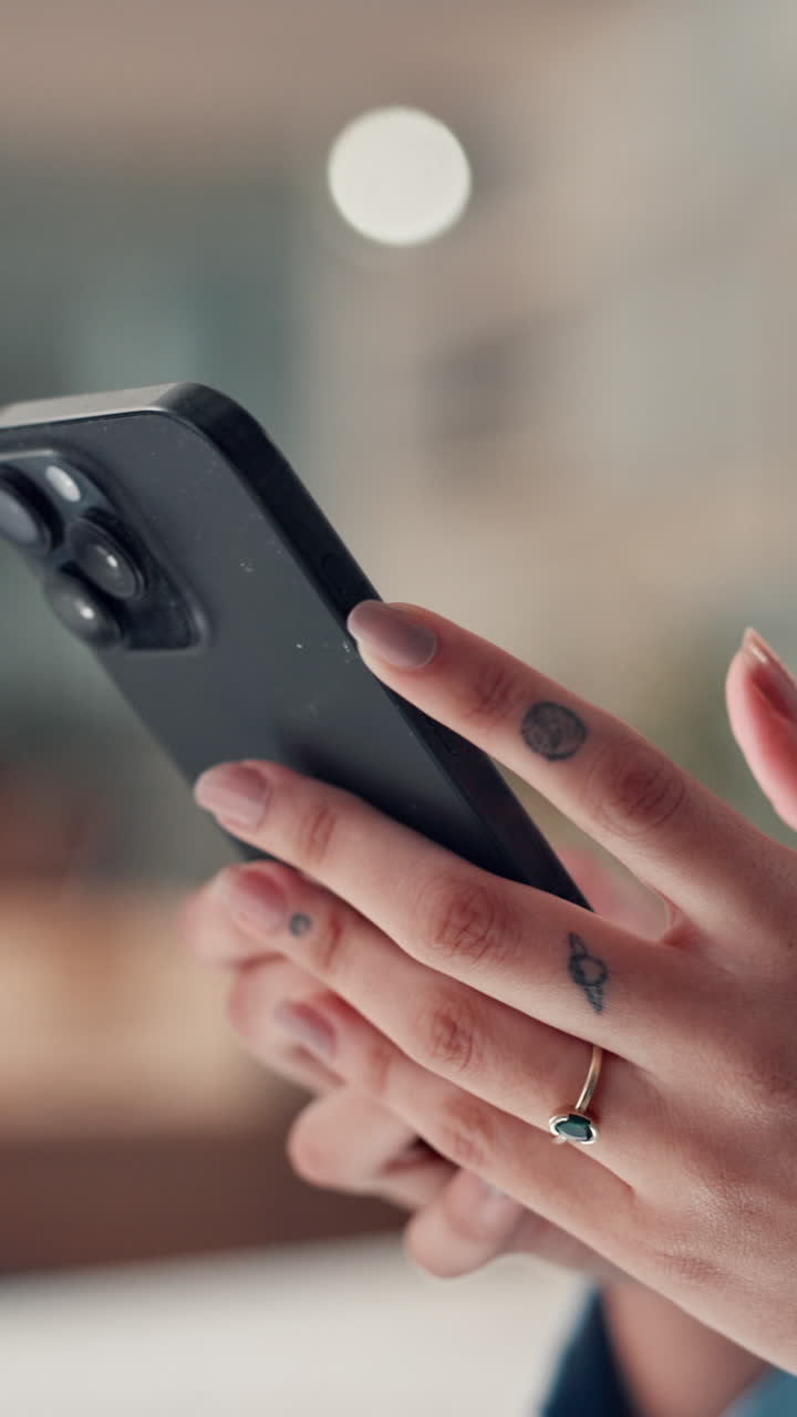 Primo piano di mani che tengono e usano uno smartphone