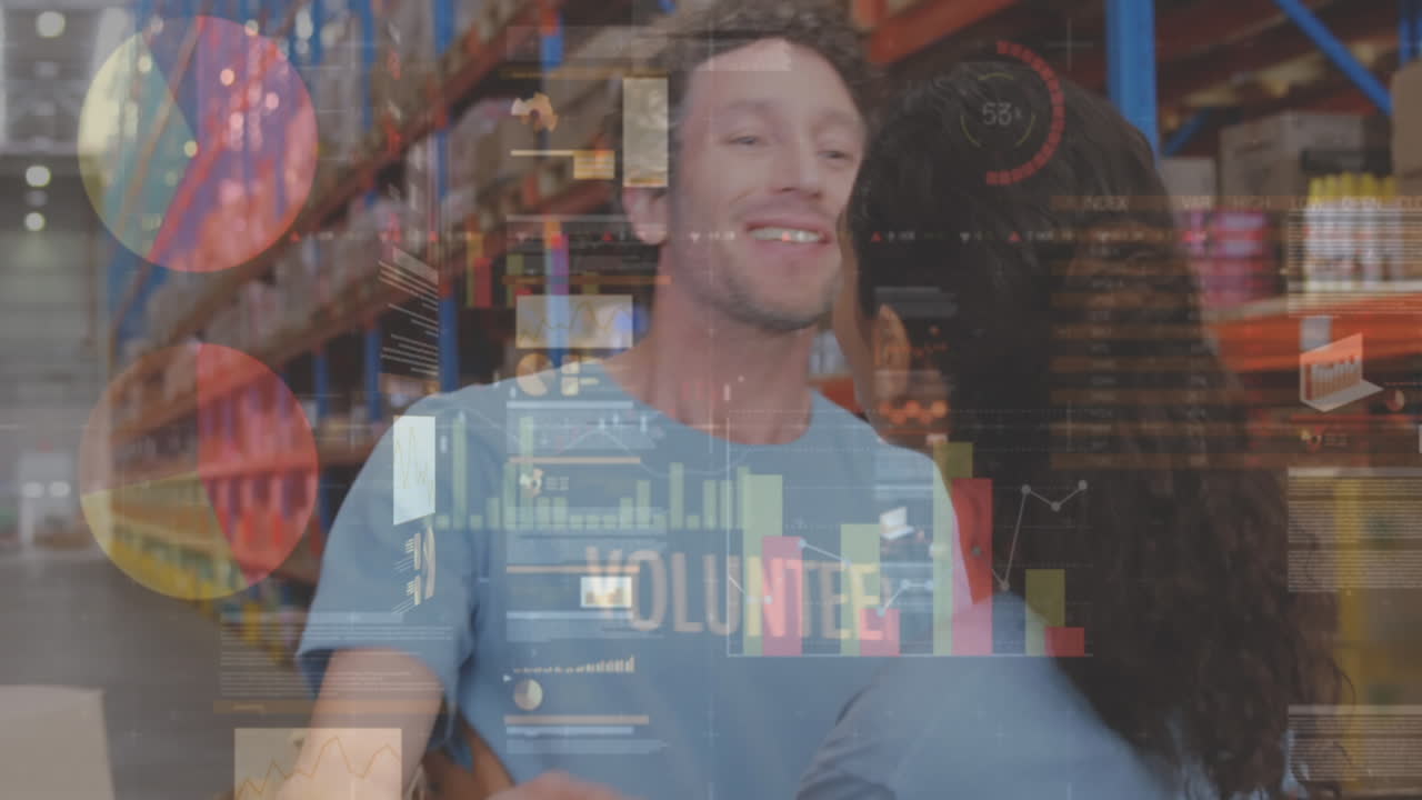 animación del procesamiento de datos sobre personas abrazándose en el almacén