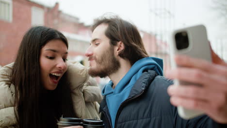 una pareja feliz en una cita.