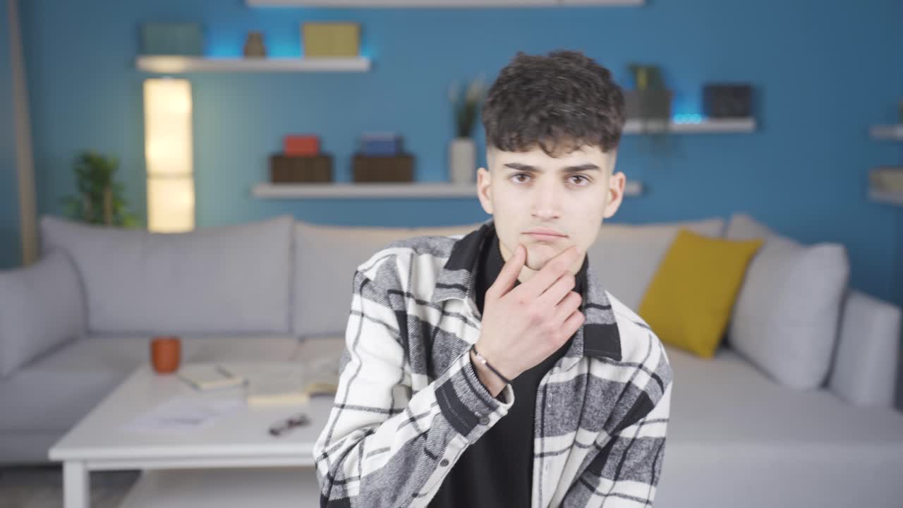 un joven curioso mira a la cámara con una expresión interesante.