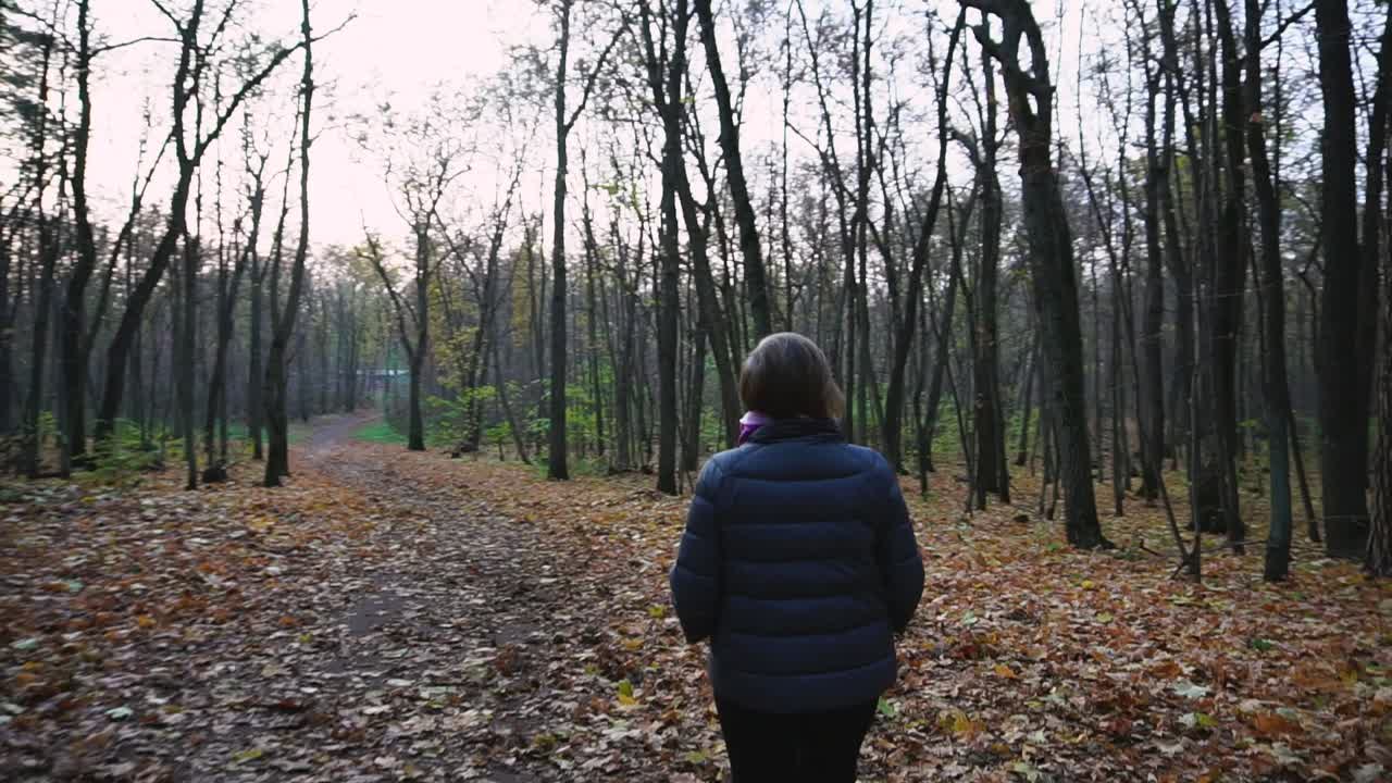 가을의 숲에서 는 여자
