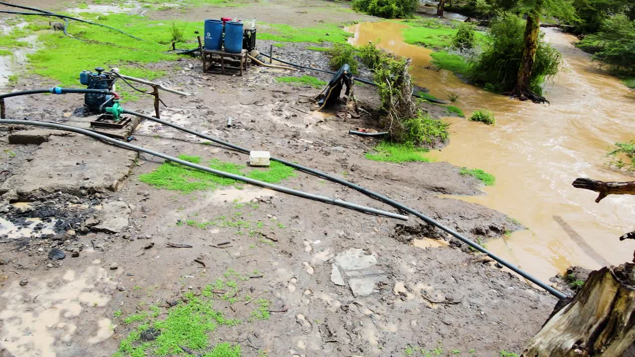 bombas de agua de riego que extraen agua del río inundado