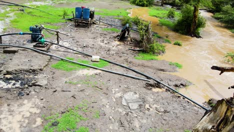 Bewässerungswasserpumpen,-Die-Wasser-Aus-Dem-überfluteten-Fluss-Entziehen