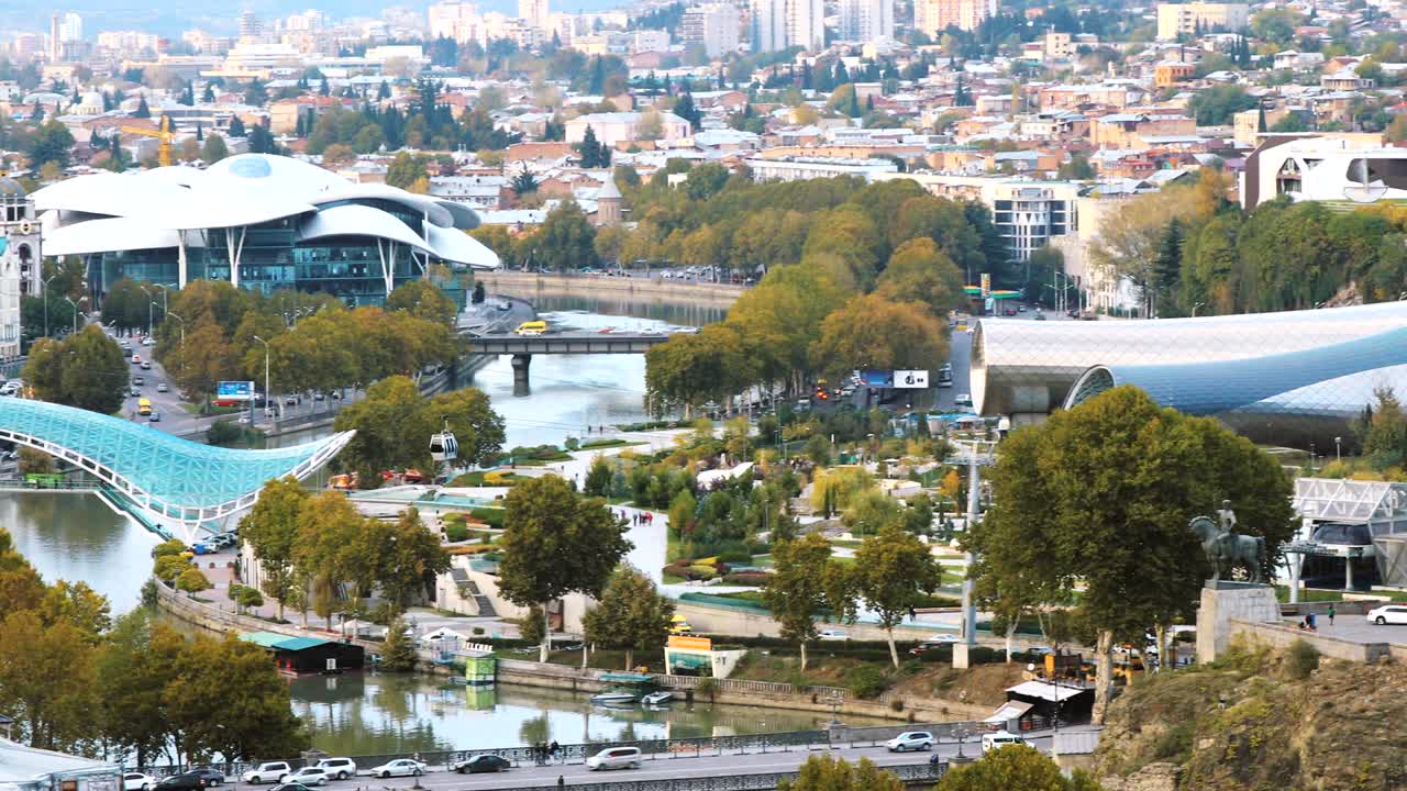 tbilisi, georgia. vista aérea de verano, paisaje urbano. famosos nuevos puntos de referencia modernos casa de justicia, puente de la paz, sala de conciertos, parque rike, palacio presidencial, teleférico alrededor del río kura