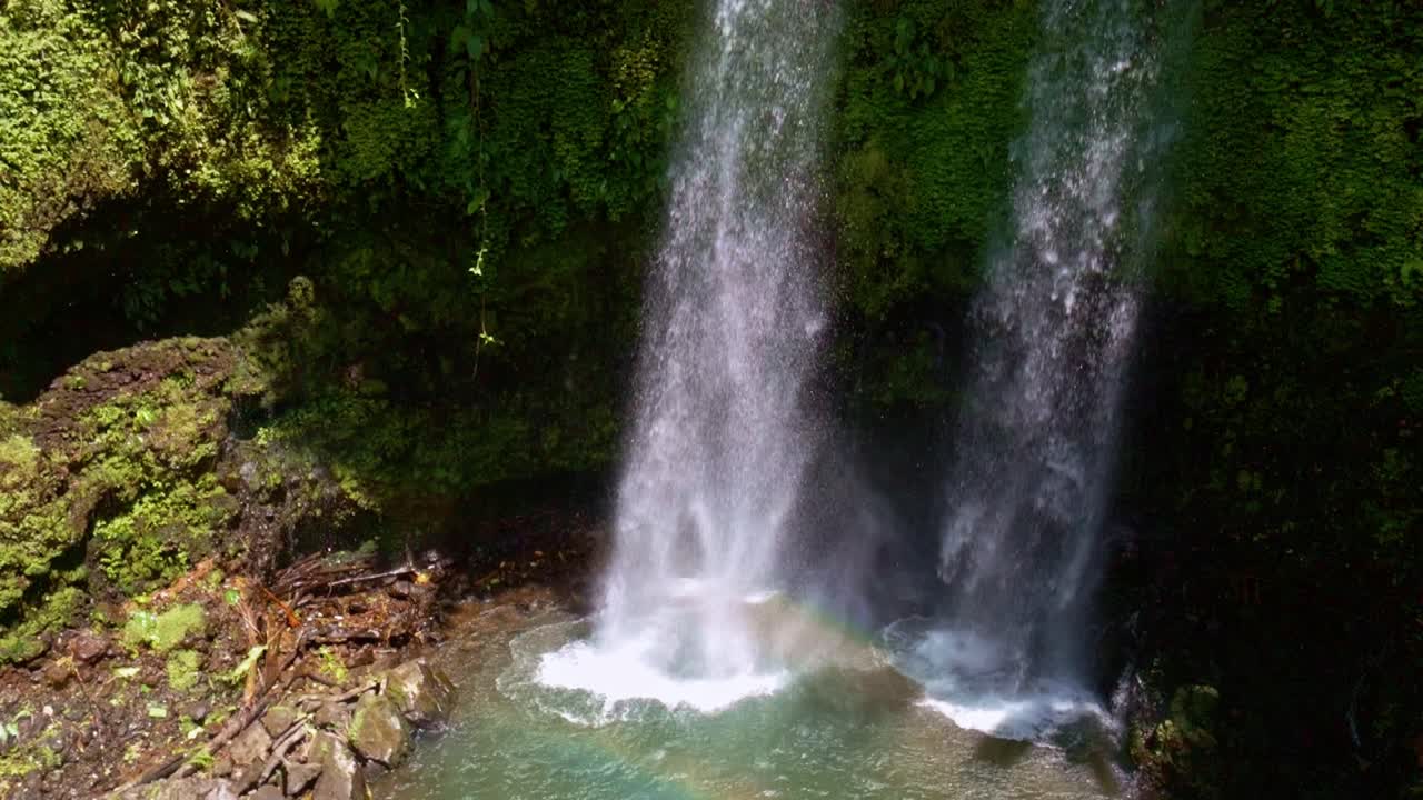 las cataratas de togonan se muestran en una hermosa cámara lenta con follaje exuberante y aguas cristalinas