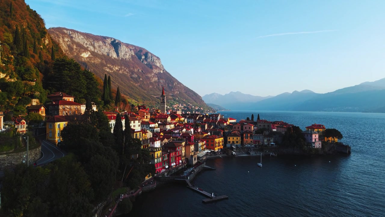 Veduta aerea di Varenna e del Lago di Como all'ora d'oro