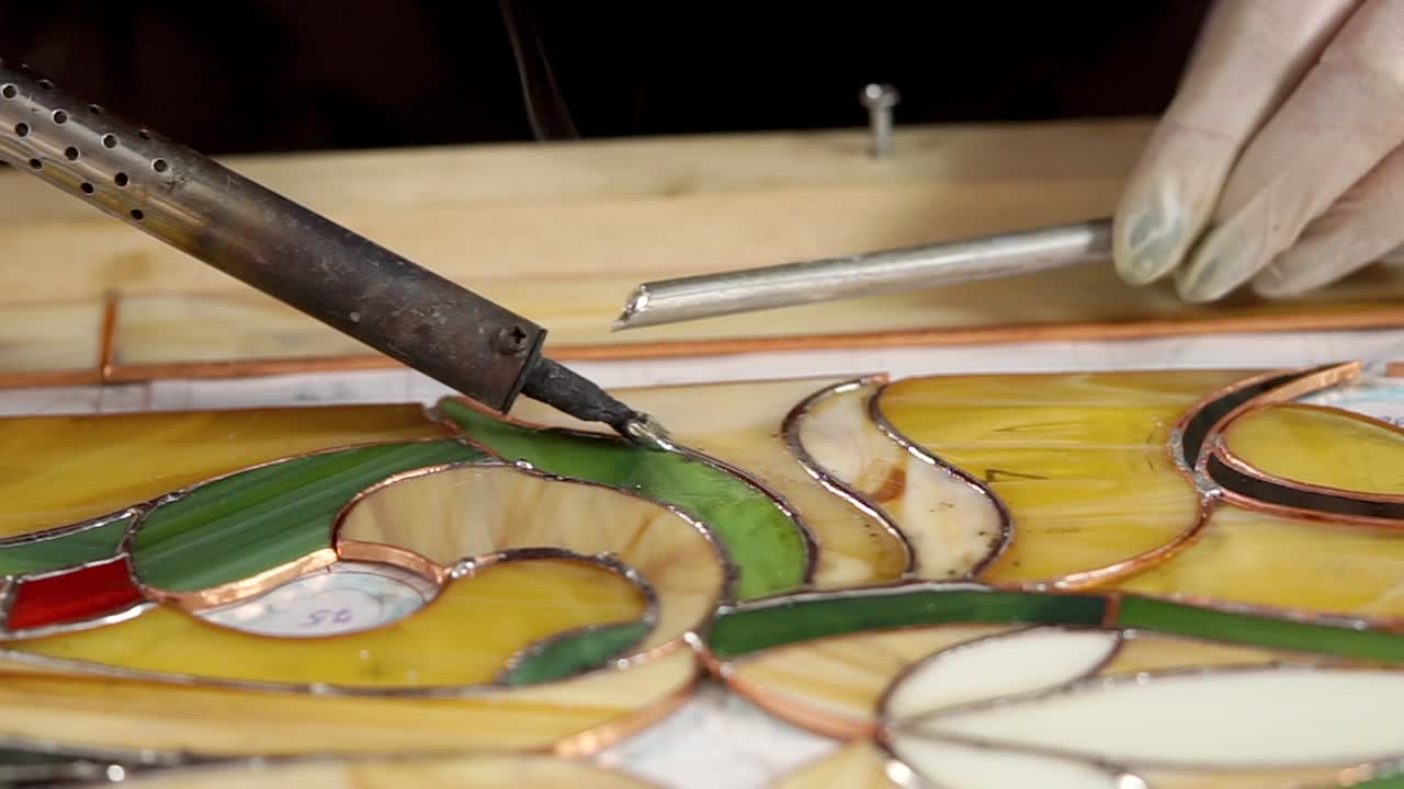 artista de vidrieras en el trabajo