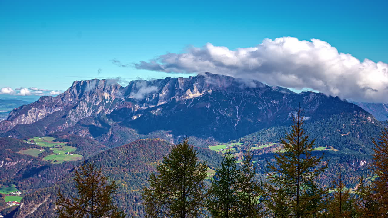 las nubes blancas giran alrededor del nido del águila histórica cresta de la montaña en kehlsteinhaus berchtesgaden alemania