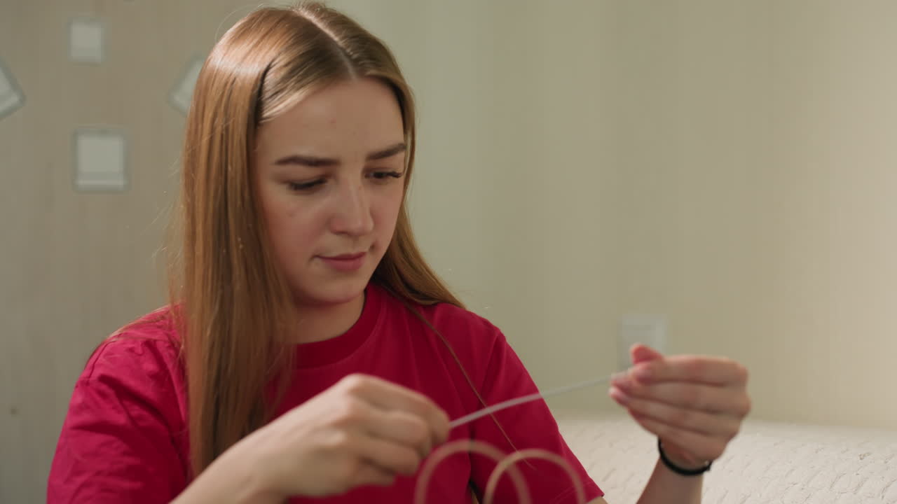 Un profesional elegante inspecciona los accesorios con cuidado, un experto evalúa la joyería con atención e interés, un especialista en moda examina minuciosamente la intrincada joyería con dedicación
