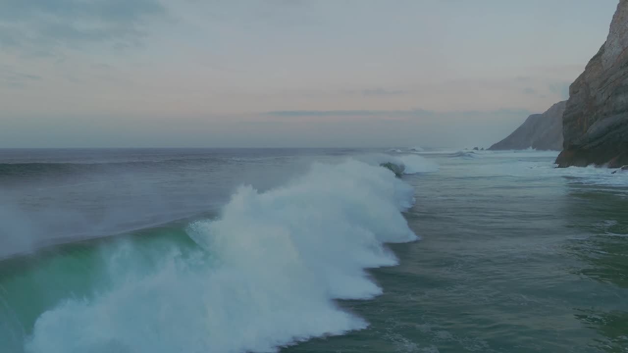 olas del océano en la hora azul en la playa de ursa, portugal