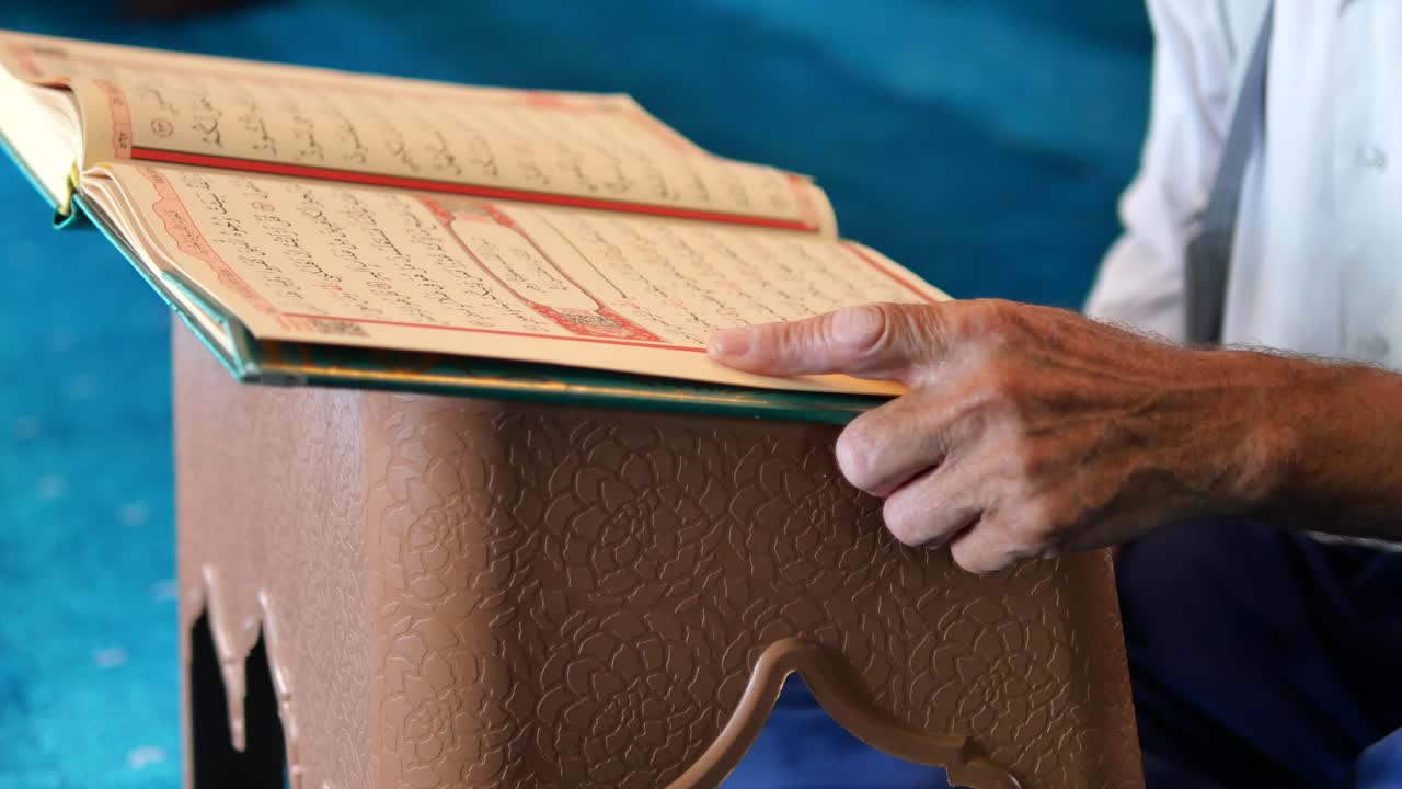 un hombre musulmán leyendo el corán