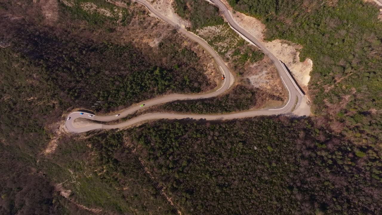 Grabación de dron de un recorrido por terreno accidentado en Vercors
