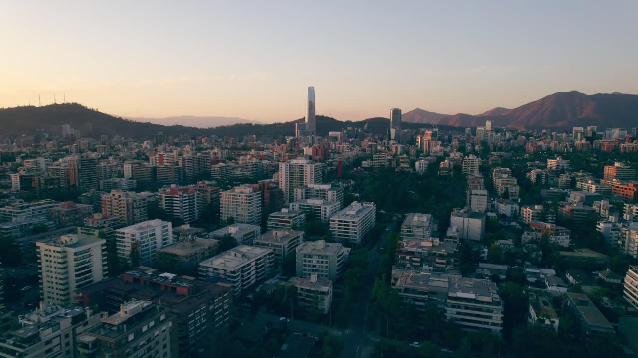 barrio en providencia con complejo costanera centro a lo lejos en santiago, chile