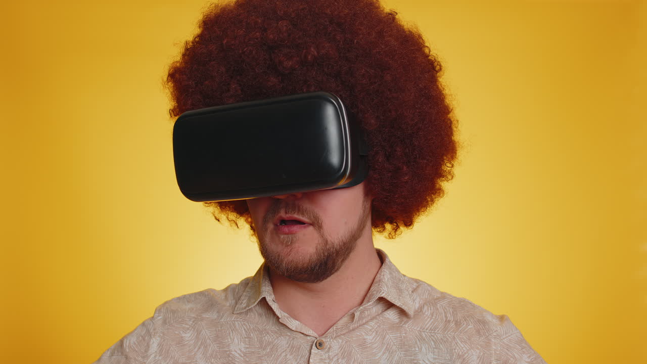 hombre usando realidad virtual casco casco aplicación para jugar simulación innovación juego 3d en gafas vr