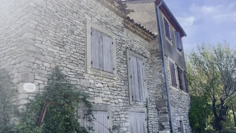 Antigua-Casa-De-Piedra-Con-Ventanas-De-Madera-En-Francia-Cuando-Hace-Buen-Tiempo