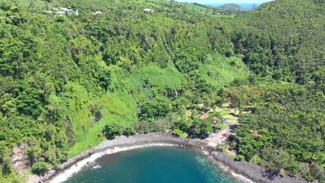acercándose a múltiples cascadas de la jungla en una antena de isla tropical verde