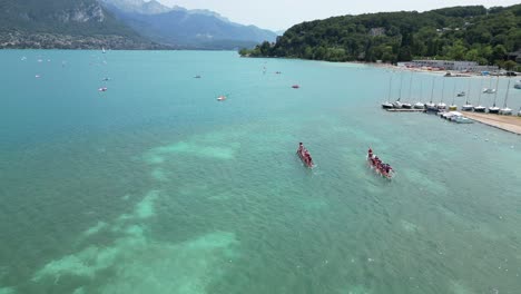 Carrera-De-Canoas-En-El-Lago-Annecy-Francia-Drone,-Aéreo,-Vista