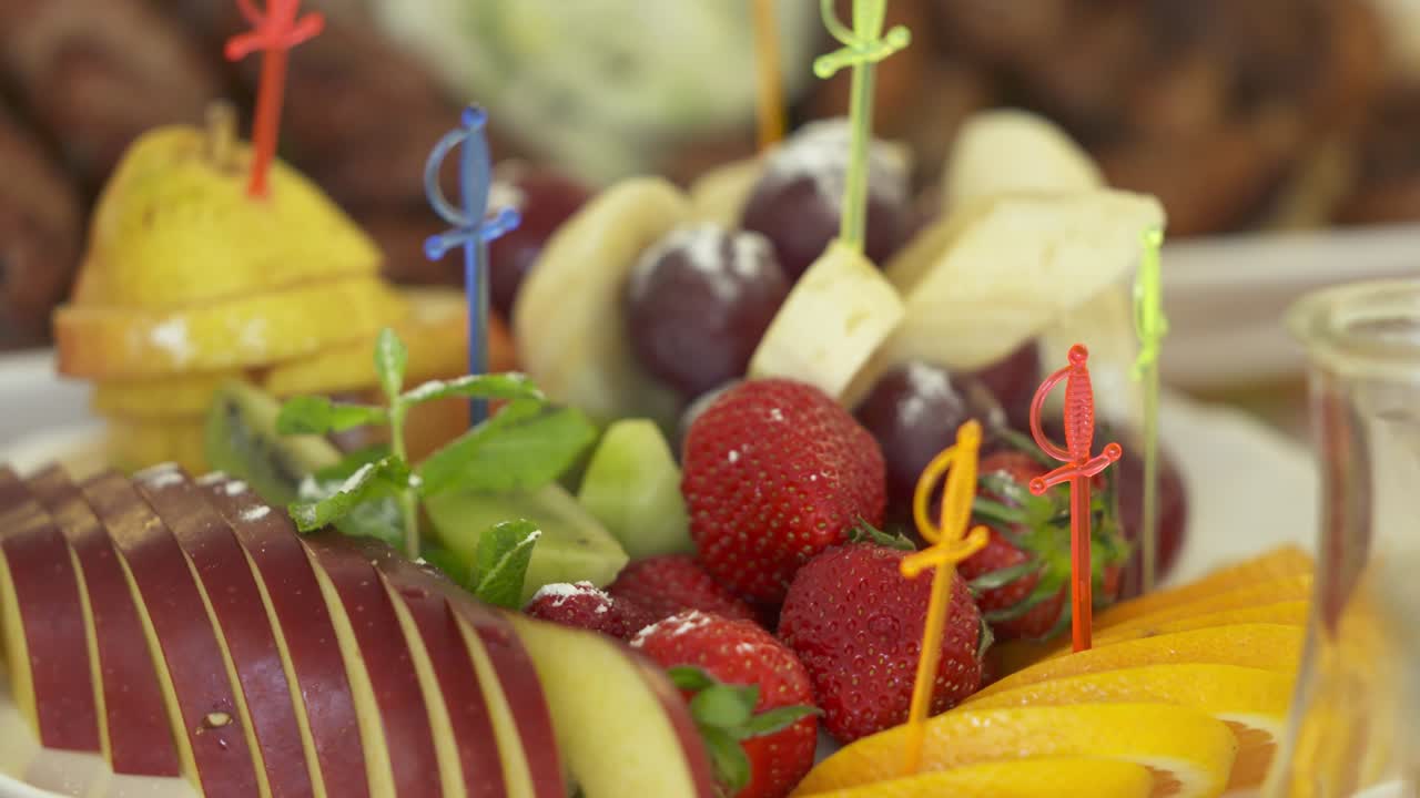 축제 저녁 식탁에 신선한 과일 접시. 다양한 잘라진 과일 스피어