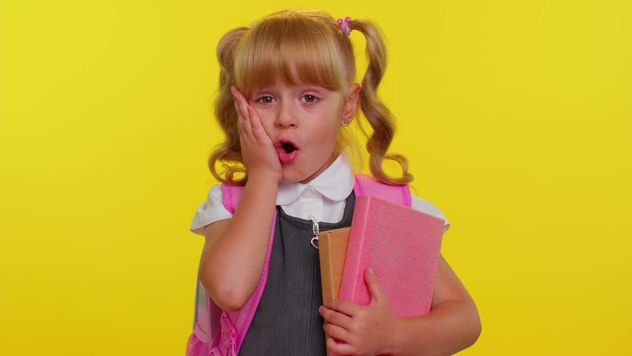 학교 유니폼을 입은 예쁜 십대 소녀가 놀라서 손을 들고 갑작스러운 승리에 충격을 받았습니다.