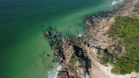 Vista-Aérea-Sobre-El-Mirador-De-Los-Pescadores-En-Byron-Bay,-Nueva-Gales-Del-Sur,-Australia---Disparo-De-Un-Dron