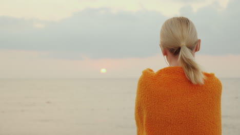 Meet-The-Sunrise-At-Sea-Alone-A-Woman-Wrapped-In-A-Blanket-Looks-Like-The-Sun-Rises-Over-The-Sea