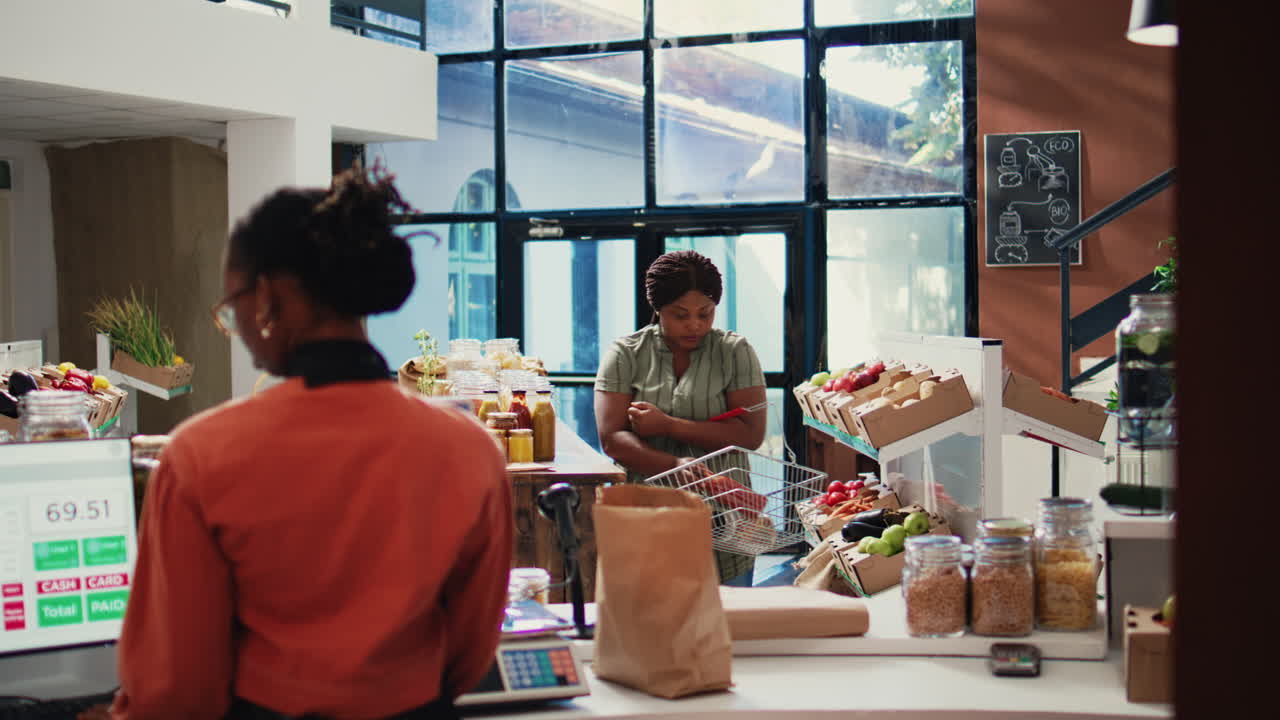 cliente que visita la tienda ecológica de cero residuos para comprar alimentos naturales