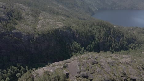video de un avión no tripulado de una cordillera y sus caminos ocultos