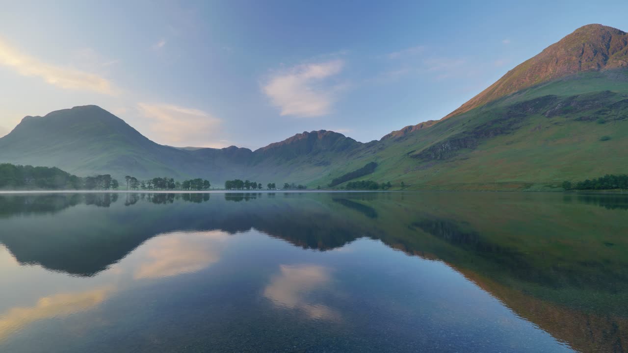 İngiltere, Lake District'te sakin bir sabahta Buttermere Gölü'nün muhteşem çekimi
