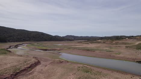 são bartolomeu de messines, portugal: margens estéreis do rio arade - visão aérea