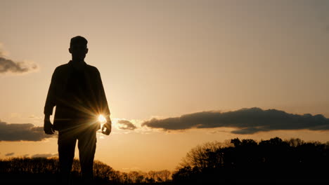 silueta de un hombre al atardecer