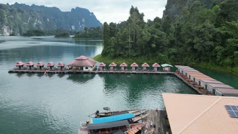 Atemberaubende-Drohnenaufnahmen-Aus-Der-Luft-Von-Schwimmenden-Villen-Im-Nationalpark-Khao-Sok-In-Thailand