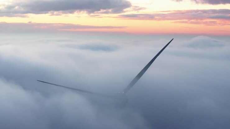 Ripresa con drone di una turbina eolica in condizioni nuvolose