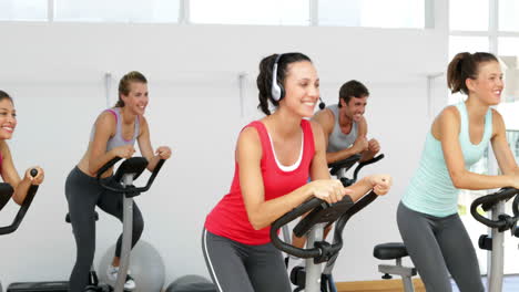 Spinning-Kurs-Im-Fitnessstudio-Unter-Leitung-Einer-Engagierten-Trainerin