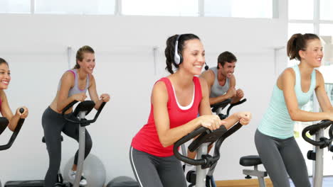 clase de spinning en un estudio de fitness dirigida por un instructor enérgico