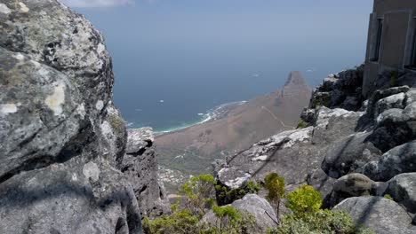 vista aérea de arriba hacia abajo desde el teleférico de la montaña de la mesa en el acantilado rocoso de sudáfrica