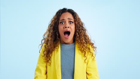mujer en estado de shock, retrato y gritando de miedo