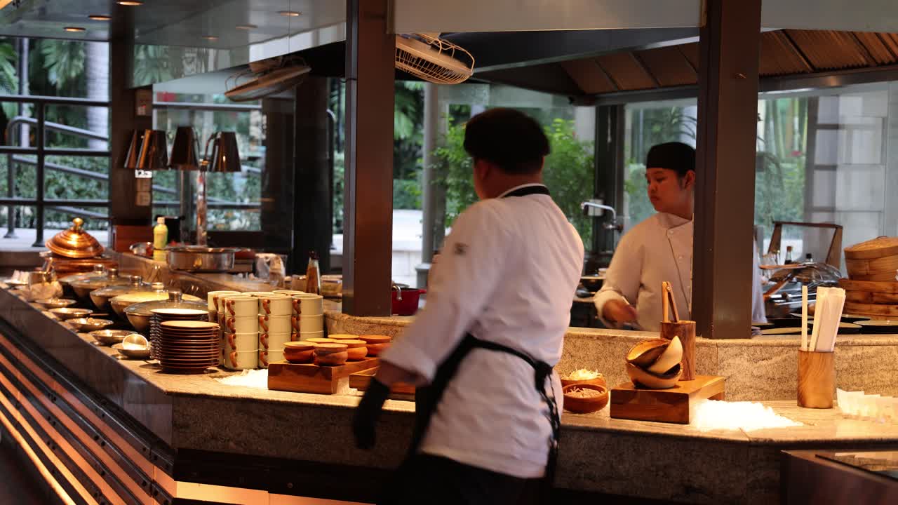 바쁜 부에서 음식을 준비하는 요리사 들