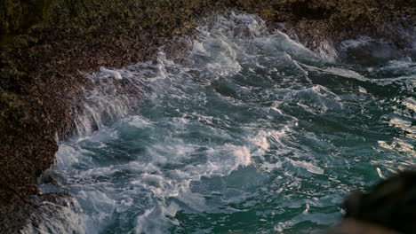 Extreme-Wellen,-Die-Die-Küste-Von-Außen-In-Nahaufnahme-Zerstören.-Das-Meer-Plätschert-An-Vulkangestein-Vorbei