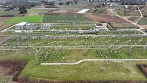 estación transformadora de alta tensión de gran tamaño - vista aérea