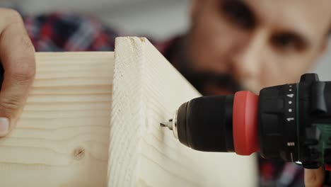 Vídeo-De-Cerca-De-Un-Hombre-Perforando-Una-Placa-De-Madera