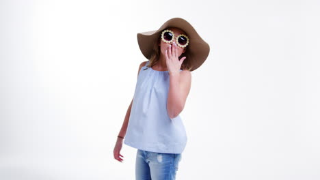 Mädchen-Mit-Hut-Und-Sonnenbrille-Bläst-Kuss-Vor-Weißem-Hintergrund