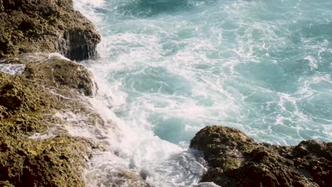 Océano-Rompiendo-En-Las-Rocas-En-El-Sur-De-Portugal.